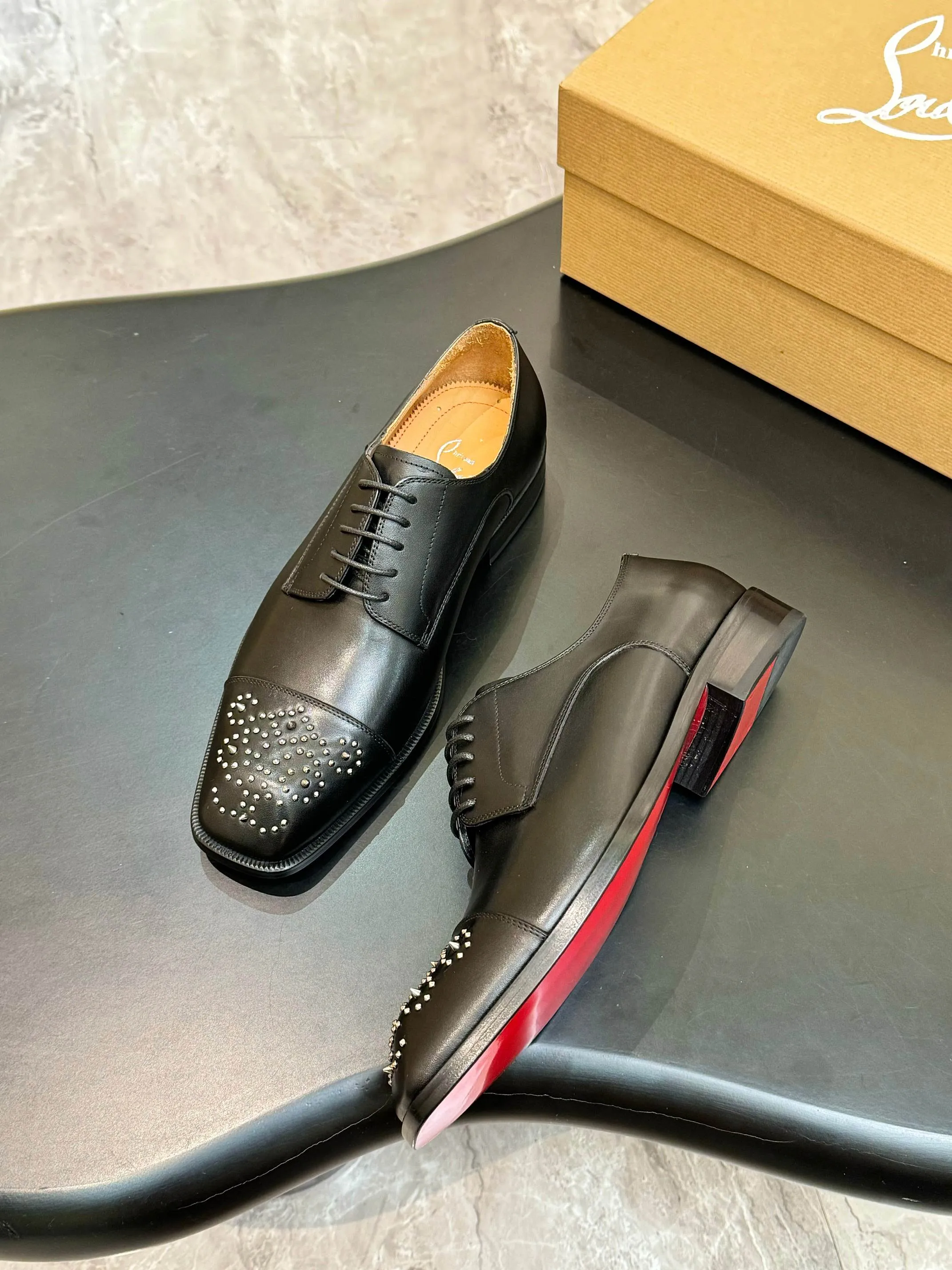 [CL red sole shoes] Top P: 1020💰 Size 39-44 (⚠️38.45.46.47 custom-made, non-returnable and non-exchangeable) 🆑High-end men's business formal leather shoes, original authentic top quality goods ••✅💯 Top original order purchasing agent! Original imported patterned cowhide ➕Imported cowhide lining ➕Cowhide feet ➕Original leather outsole~🉑️Feel free to compare the authentic ones!